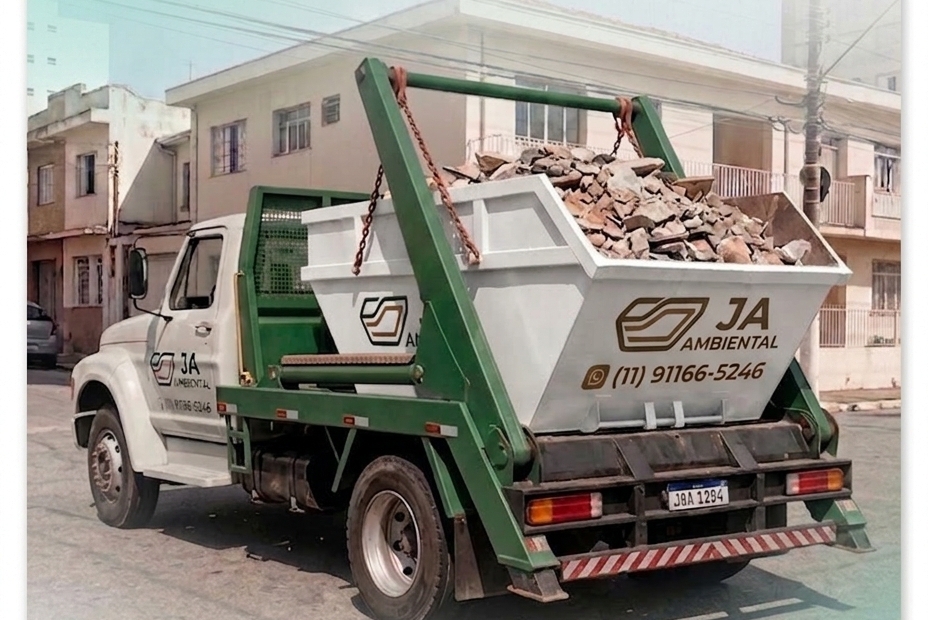 Caminhão da JA Ambiental transportando caçamba com resíduos de construção